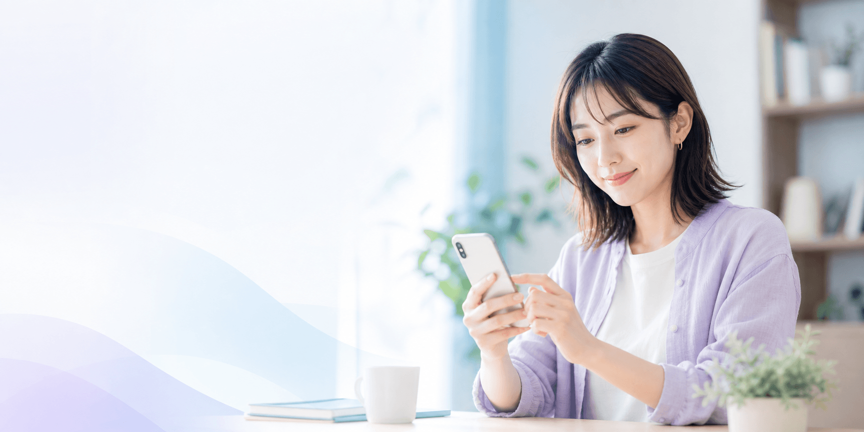 スマホでフォーム入力をする女性